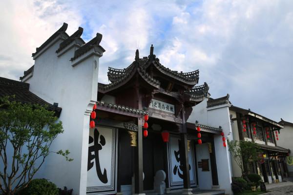 狗狗的鼻子是干的，而且不通气，发不出声音，有时候叫出来的声音很嘶哑，还有咔咔的声音。